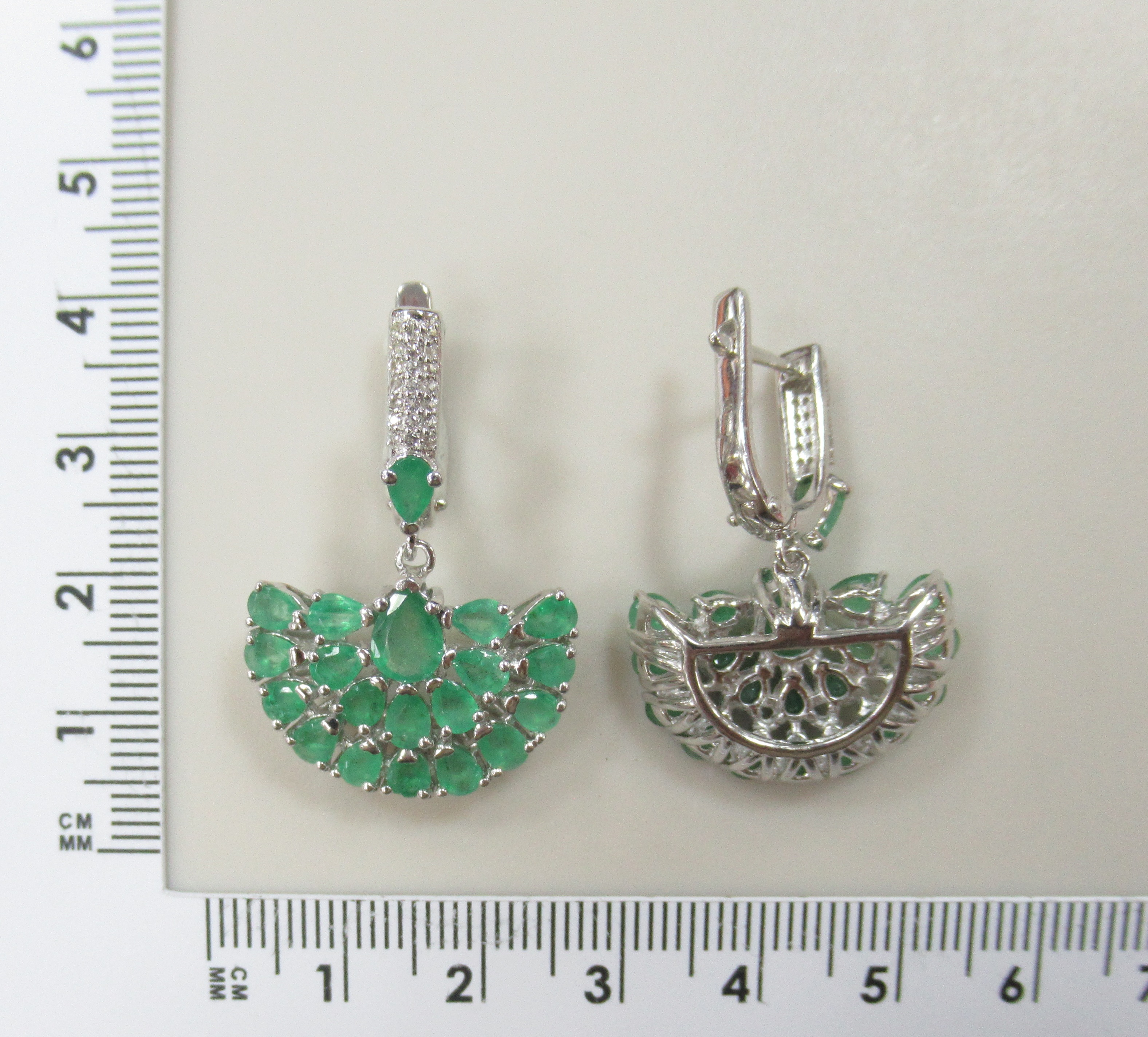 Серебряные серьги с изумрудами